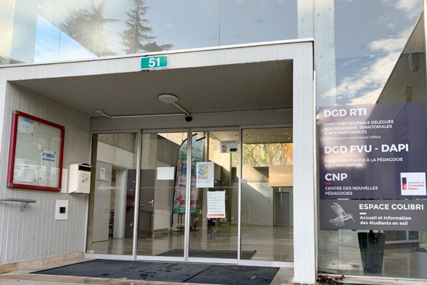 L'entrée du bâtiment IRMA sur le campus de Saint-Martin-d'Hères