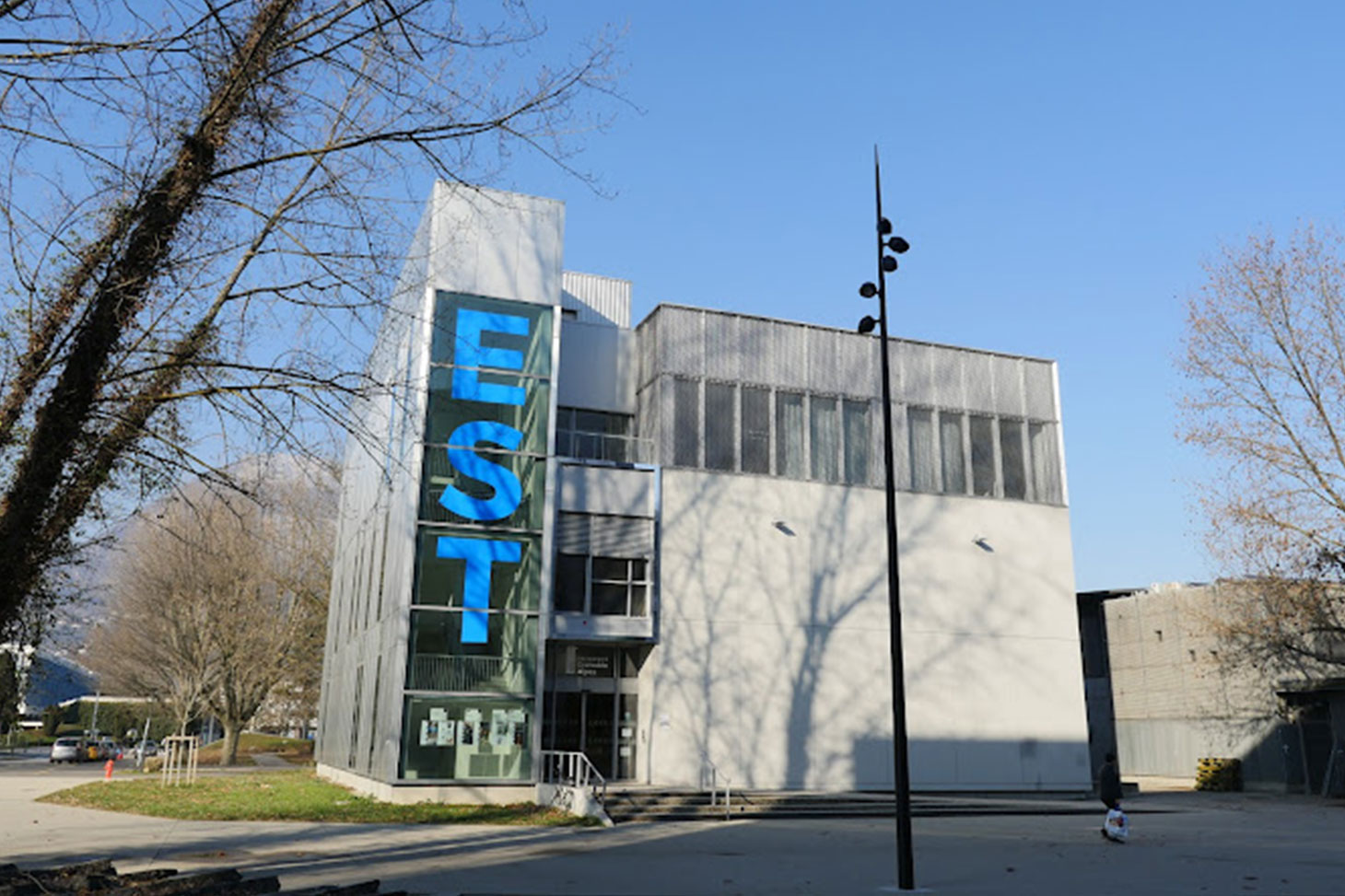 Le bâtiment EST sur le campus de Saint-Martin-d'Hères