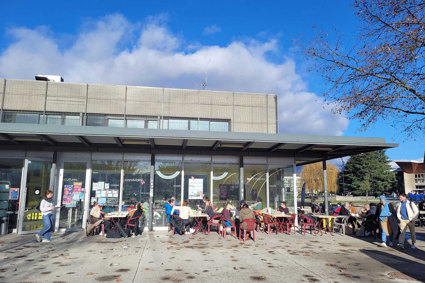 La terrasse de l'espace vie étudiante EVE sur le campus de Saint-Martin-d'Hères