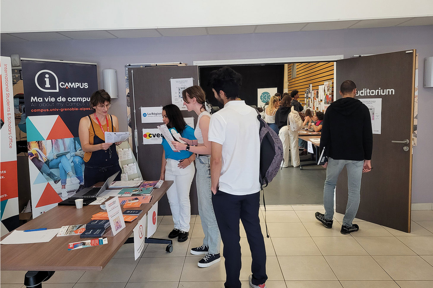 Des étudiants accueillis par le service iCampus à Valence