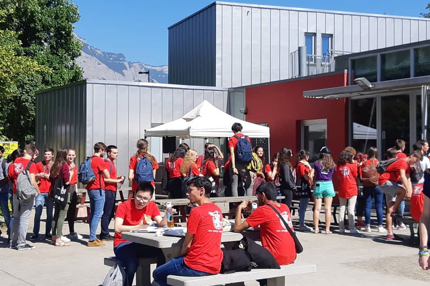 La terrasse de la Maison de Grenoble INP sur le campus de Saint-Martin-d'Hères